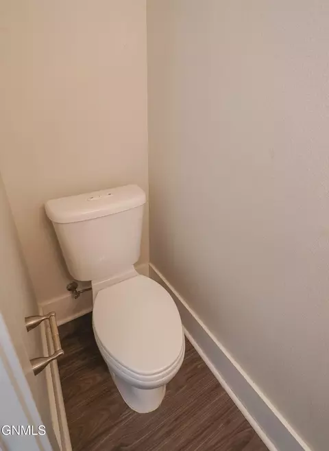 Bath - 2713 30th St W, Williston, ND 58801 photo 2 of 7