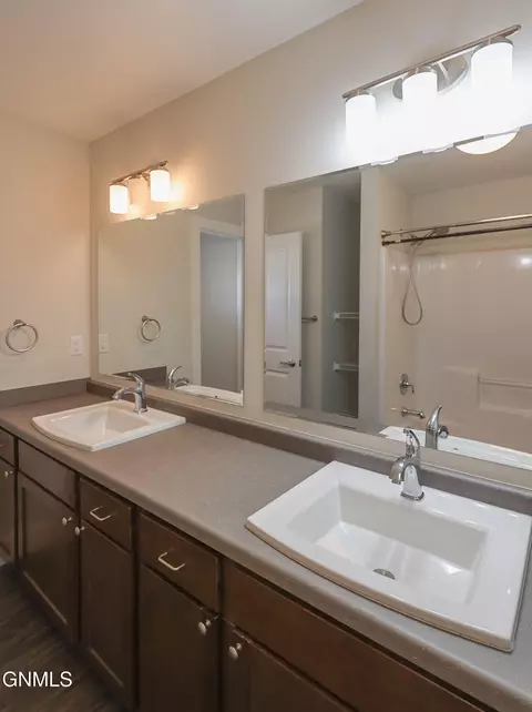 Bath - 2713 30th St W, Williston, ND 58801 photo 3 of 7