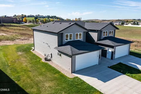 1710 Heart Rdg Lp SE, Mandan, ND 58554