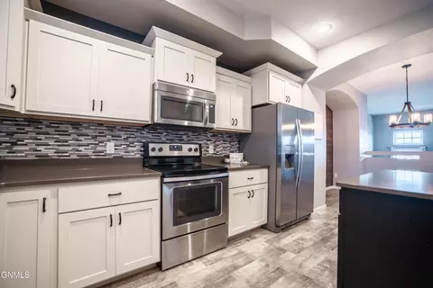Kitchen - 3214 Kenner Loop, Bismarck, ND 58504 photo 2 of 7