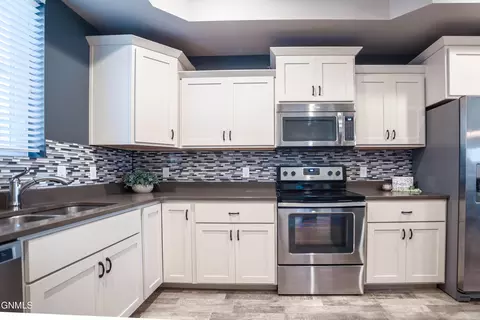 Kitchen - 3214 Kenner Loop, Bismarck, ND 58504 photo 4 of 7
