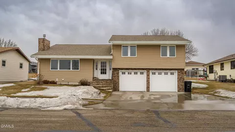 411 6th St NE, Linton, ND 58552