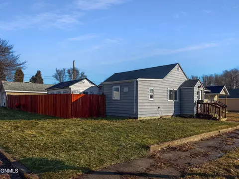 Exterior - 1024 W Broadway, Williston, ND 58801 photo 1 of 3