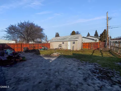 Exterior - 1024 W Broadway, Williston, ND 58801 photo 2 of 3