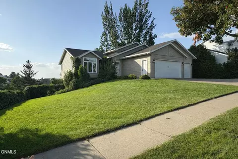 638 Brunswick Cir, Bismarck, ND 58503