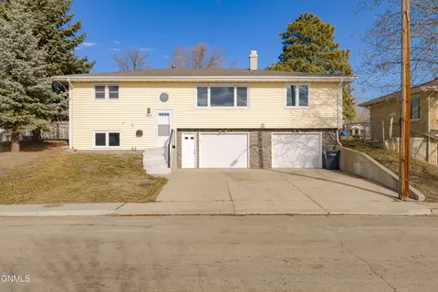 604 11th St NW, Mandan, ND 58554