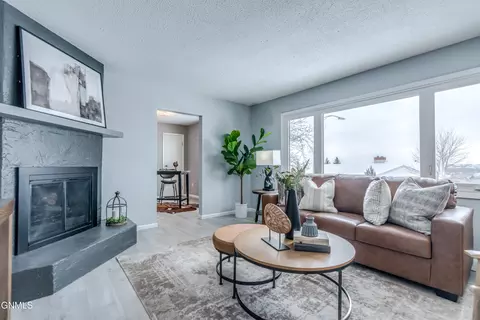 Living - 604 11th St NW, Mandan, ND 58554 photo 4 of 4