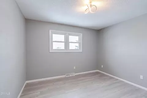 Bedroom - 604 11th St NW, Mandan, ND 58554 photo 3 of 9