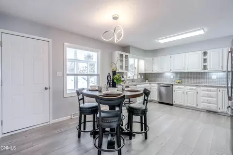 Dining - 604 11th St NW, Mandan, ND 58554 photo 2 of 3