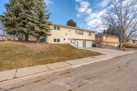 Exterior - 604 11th St NW, Mandan, ND 58554 photo 2 of 7