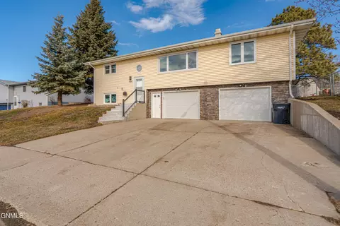 Exterior - 604 11th St NW, Mandan, ND 58554 photo 4 of 7