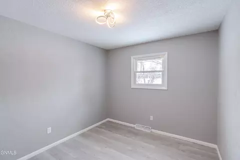Bedroom - 604 11th St NW, Mandan, ND 58554 photo 4 of 9