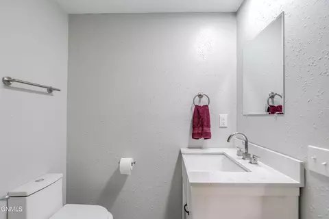 Bath - 604 11th St NW, Mandan, ND 58554 photo 10 of 12