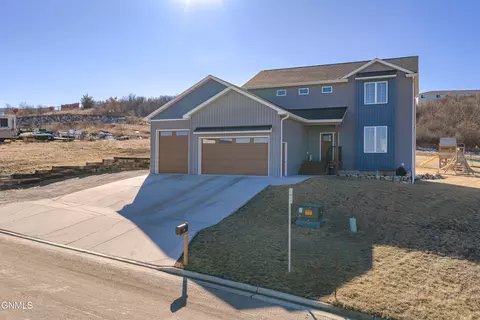 3001 Jude Ln NW, Mandan, ND 58554