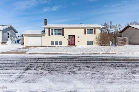 220 Crown Butte Dr, Mandan, ND 58554