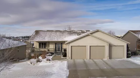 906 Longhorn Dr, Bismarck, ND 58503