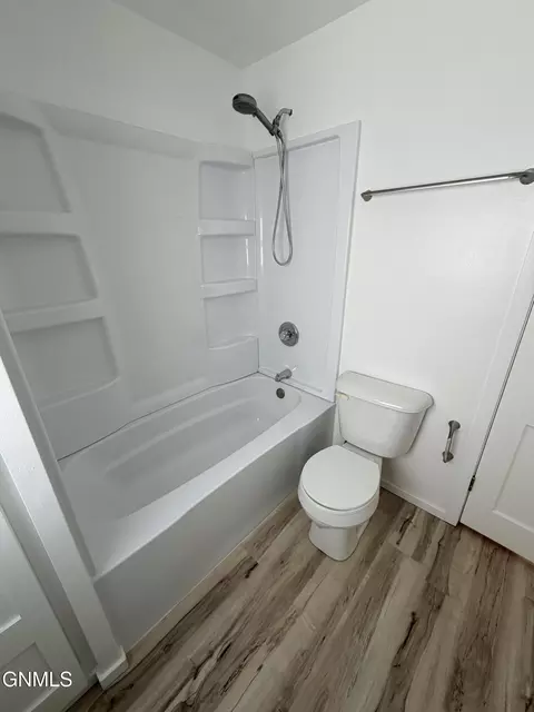 Bath - 8010 68th St NW, Stanley, ND 58784 photo 2 of 7