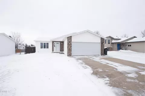 2708 Yorktown Dr, Bismarck, ND 58503