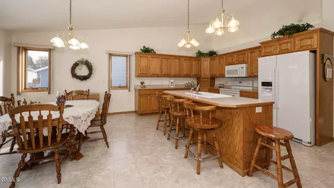 Kitchen - 756 W Interstate Ave W, Bismarck, ND 58503 photo 5 of 6