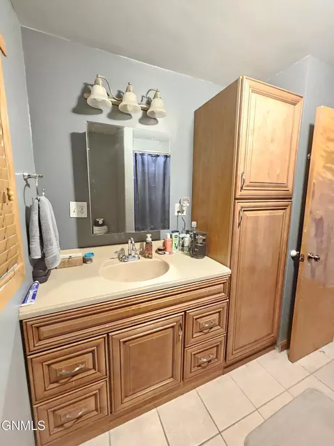 Bath - 315 West St, Ray, ND 58849 photo 2 of 5
