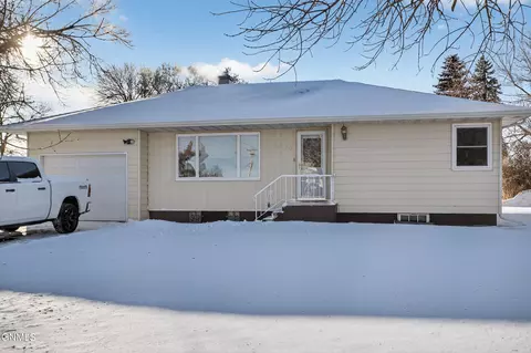 315 West St, Ray, ND 58849