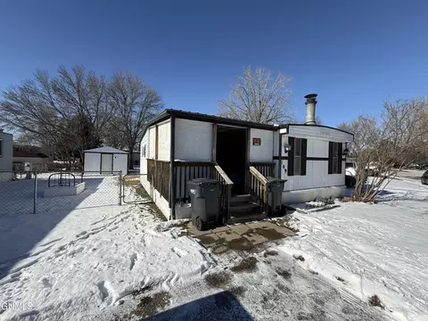 109 Schlosser Ave SE, Mandan, ND 58554
