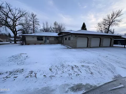 21 6th Ave NW, Lamoure, ND 58458