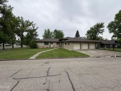 21 6th Ave NW, Lamoure, ND 58458
