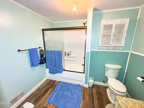 Bath - 5704 16th Ave W, Williston, ND 58801 photo 4 of 7