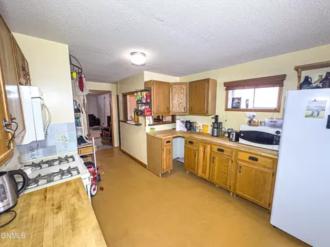 Kitchen - 5704 16th Ave W, Williston, ND 58801 photo 6 of 8
