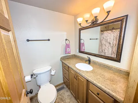 Bath - 5704 16th Ave W, Williston, ND 58801 photo 3 of 7