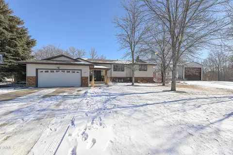 919 Bristol Dr W, Bismarck, ND 58501