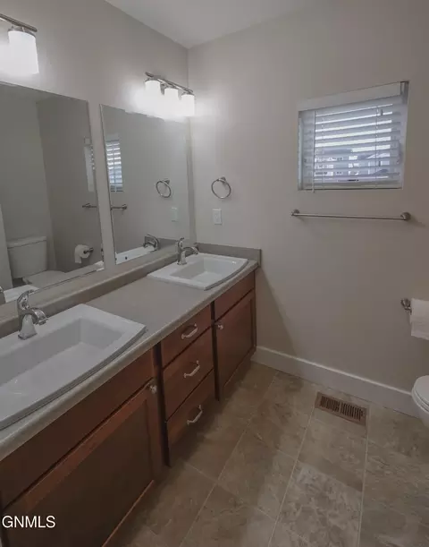 Bath - 2807 28th St W, Williston, ND 58801 photo 3 of 4
