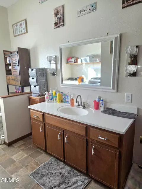 Bath - 307 5th Ave, Edgeley, ND 58433 photo 1 of 3
