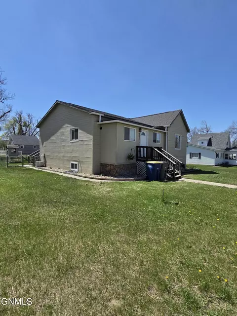 Exterior - 307 5th Ave, Edgeley, ND 58433 photo 3 of 5