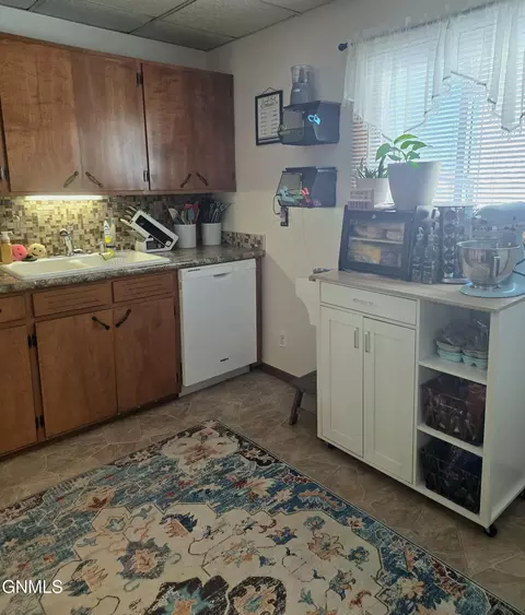 Kitchen - 307 5th Ave, Edgeley, ND 58433 photo 4 of 6