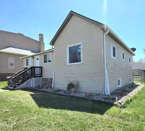 Exterior - 307 5th Ave, Edgeley, ND 58433 photo 1 of 5