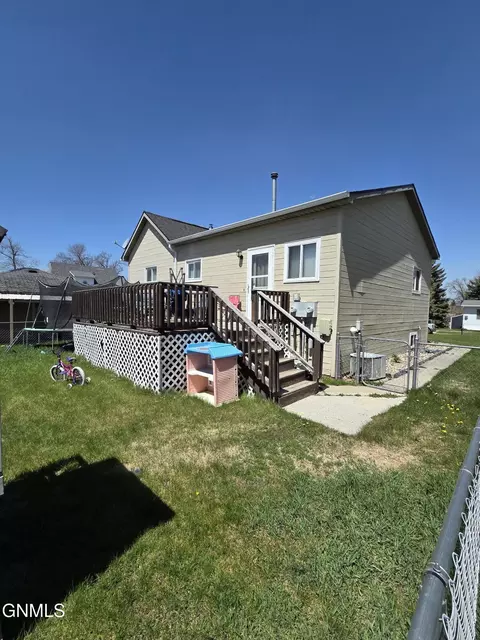 Exterior - 307 5th Ave, Edgeley, ND 58433 photo 4 of 5