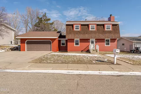 704 Johns Dr, Mandan, ND 58554
