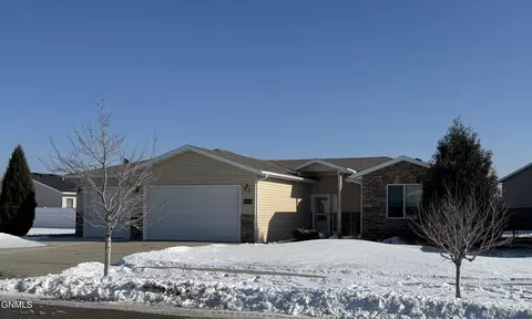 1029 Calvert Dr NE, Bismarck, ND 58503