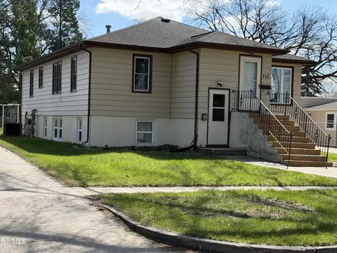 707 15th St N, Bismarck, ND 58501