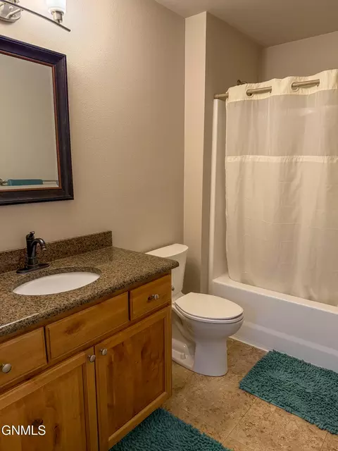 Bath - 648 13th St E, Dickinson, ND 58601 photo 4 of 4