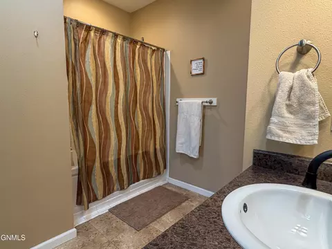 Bath - 648 13th St E, Dickinson, ND 58601 photo 3 of 4