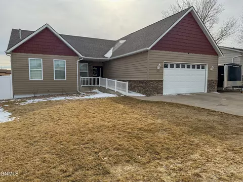 648 13th St E, Dickinson, ND 58601