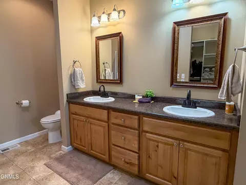 Bath - 648 13th St E, Dickinson, ND 58601 photo 2 of 4