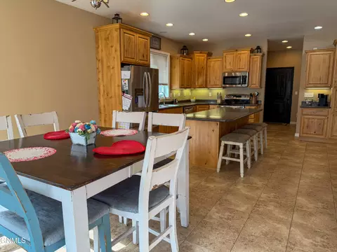 Dining - 648 13th St E, Dickinson, ND 58601 photo 2 of 2