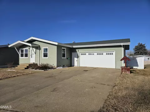 891 Dell Ave, Dickinson, ND 58601