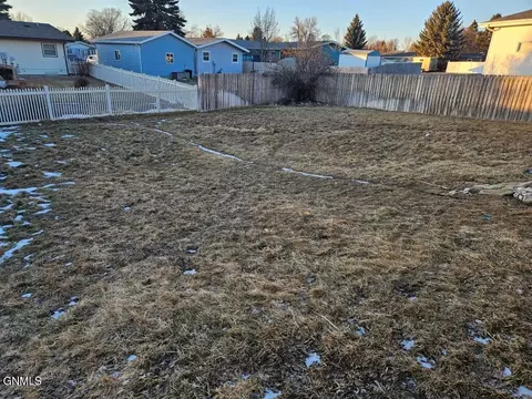 Exterior - 891 Dell Ave, Dickinson, ND 58601 photo 2 of 2