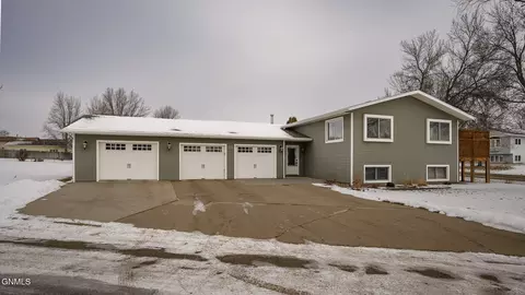 100 11th St NW, Beulah, ND 58523