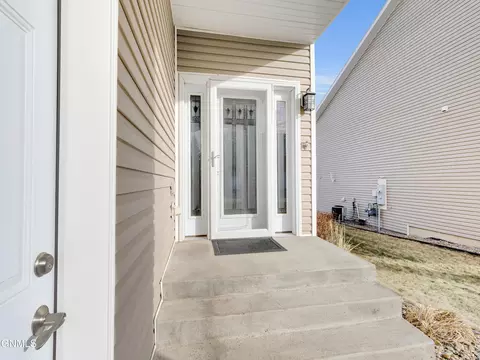 1739 Calgary Loop, Bismarck, ND 58503 photo 2
